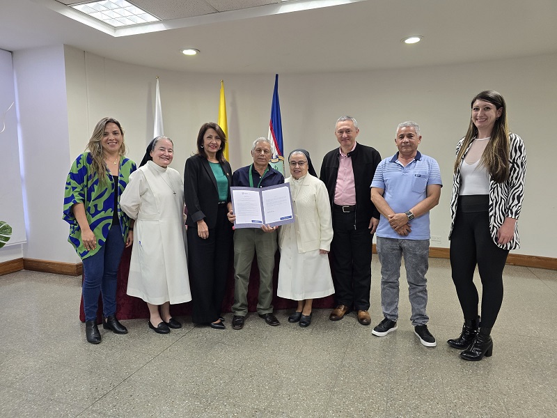 Las directivas de la UCM, en nombre de toda la comunidad universitaria y sus compañeros de la unidad de planta física, le rindieron un sentido homenaje al oficial de mantenimiento, Raúl Ríos Orozco, por sus 14 años como colaborador y quien ahora entrará a gozar de su buen retiro.