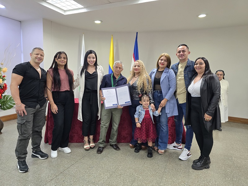 Las directivas de la UCM, en nombre de toda la comunidad universitaria y sus compañeros de la unidad de planta física, le rindieron un sentido homenaje al oficial de mantenimiento, Raúl Ríos Orozco, por sus 14 años como colaborador y quien ahora entrará a gozar de su buen retiro.