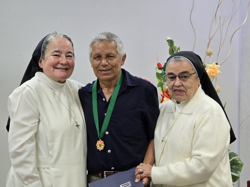 Las directivas de la UCM, en nombre de toda la comunidad universitaria y sus compañeros de la unidad de planta física, le rindieron un sentido homenaje al oficial de mantenimiento, Raúl Ríos Orozco, por sus 14 años de labores y que entró en su periodo de jubilación.