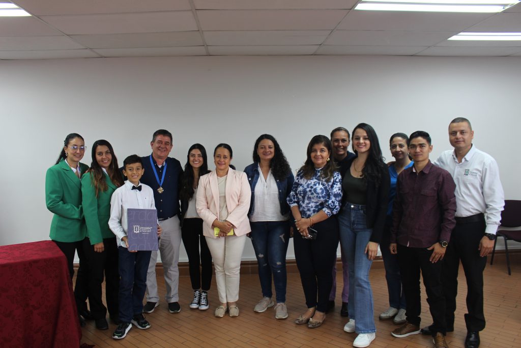 El profesor UCM, Mario Enrique Montoya, de la Facultad de Ingeniería y Arquitectura, fue homenajeado por la comunidad universitaria por su feliz y sentido retiro al cumplir el tiempo para su jubilación