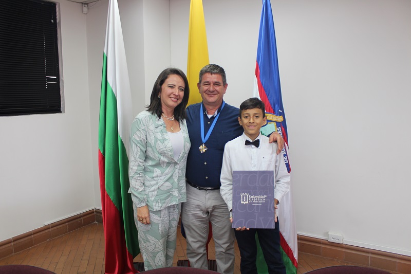 El profesor UCM, Mario Enrique Montoya, de la Facultad de Ingeniería y Arquitectura, fue homenajeado por la comunidad universitaria por su feliz y sentido retiro al cumplir el tiempo para su jubilación