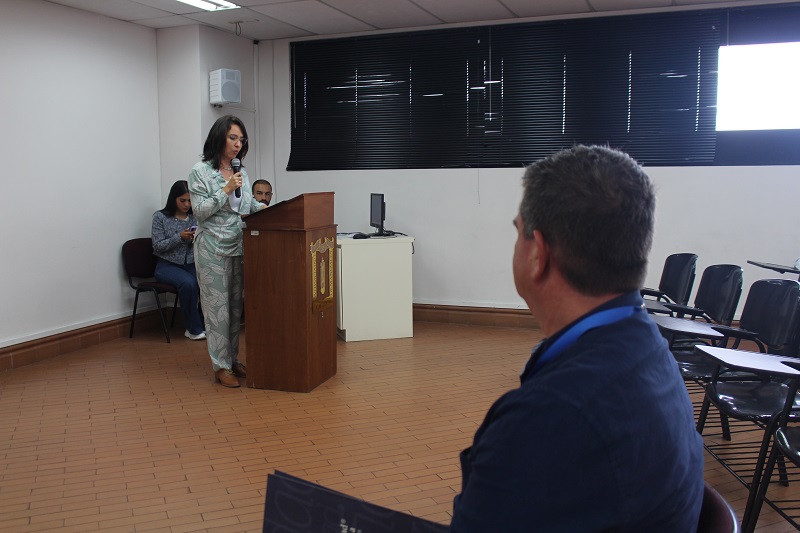 El profesor UCM, Mario Enrique Montoya, de la Facultad de Ingeniería y Arquitectura, fue homenajeado por la comunidad universitaria por su feliz y sentido retiro al cumplir el tiempo para su jubilación