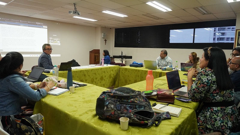 El profesor de la Universidad de Sonora, Leonel de Gunther, lideró el conversatorio sobre configuración de problemas en Educación y Pedagogía del Doctorado en Educación y el Doctorado en Pedagogía de la UCM