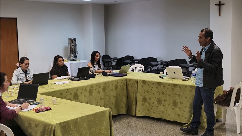 El profesor de la Universidad de Sonora, Juan Crisóstomo Izaguirre, dicto el seminario de investigación I del Doctorado en Educación de la UCM