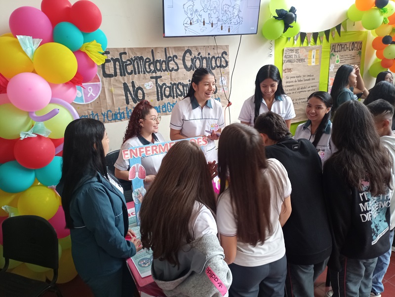 La Dirección de Extensión y Proyección social junto con estudiantes de V Semestre del programa de Bacteriología del Componente Académico Salud Comunitaria de la UCM, realizaron una jornada de promoción de estilos de vida saludable en el INEM de Manizales