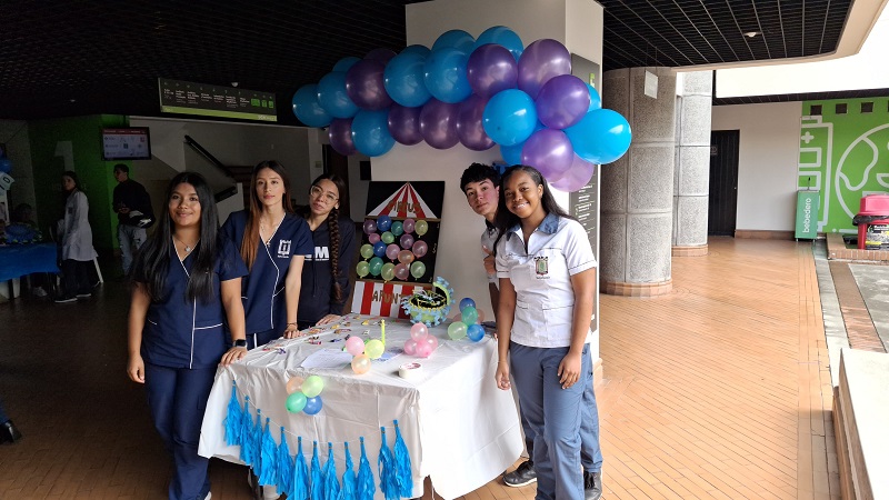 Estudiantes de enfermería UCM y bacteriología exponen sobre diferentes virus comunes presentes en el medio más próximo