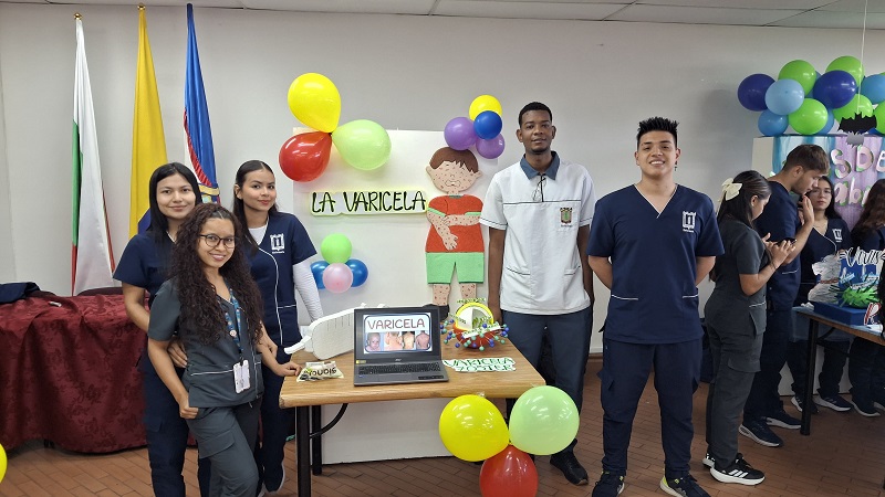 Estudiantes de enfermería UCM y bacteriología exponen sobre diferentes virus comunes presentes en el medio más próximo