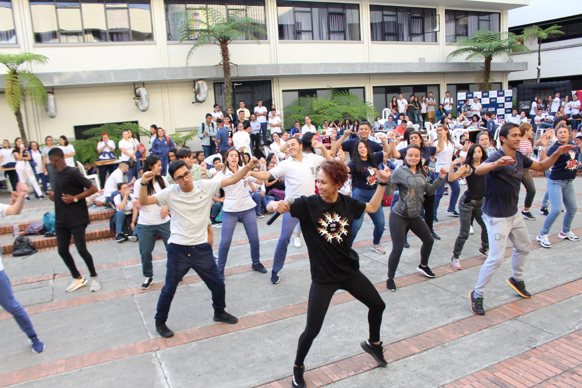 Funcionarios de la UCM en recreación deportiva, clase de zumba