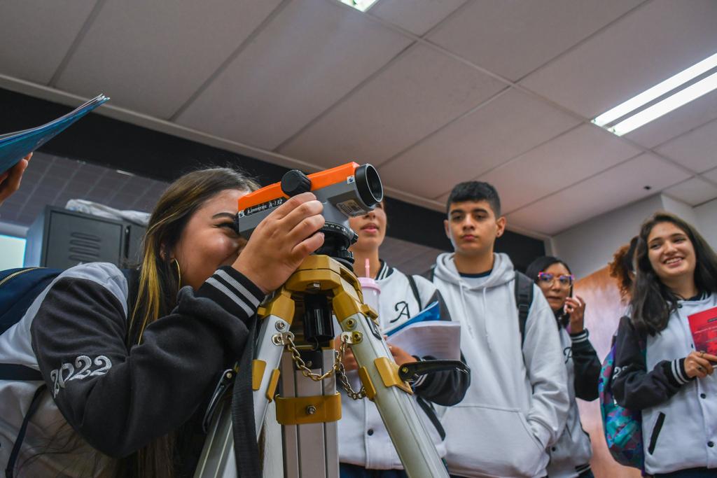 Estudiantes utilizan implementos de Ingeniería Ambiental para medición de superficies