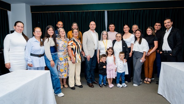 ucm-familia-feliz-homenaje.jpeg