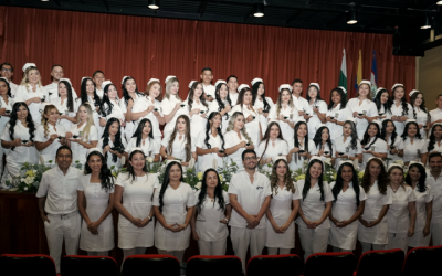 Una insignia que marca el camino del cuidado: Estudiantes de Enfermería se preparan para sus prácticas